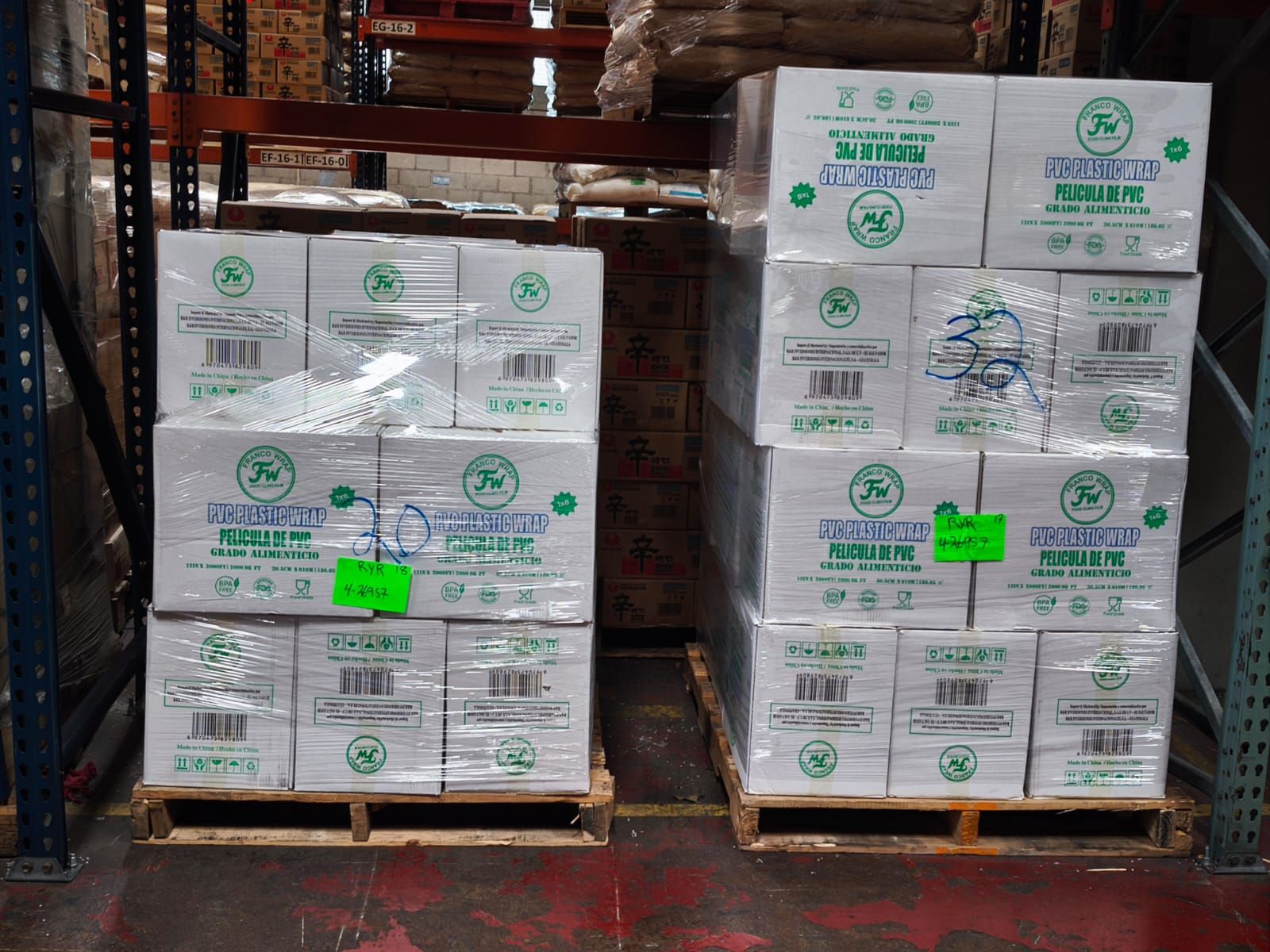 Tarimas de cajas de papel film en bodega listas para despacho